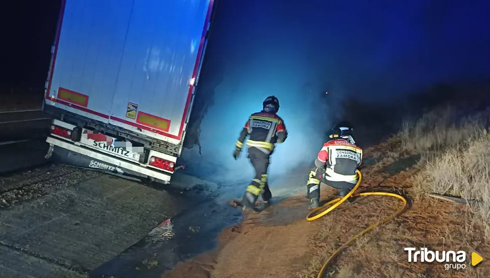 Sofocado el incendio de un camión tras el reventón de una rueda en Corrales del Vino 