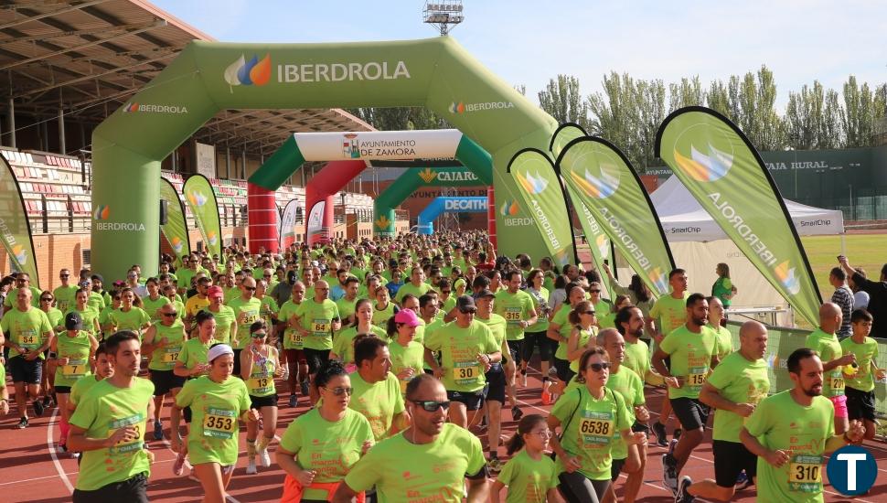 Unas 9.000 personas tiñen de verde el centro de Zamora en la XIV Carrera Mucho X Vivir organizada por la AECC   