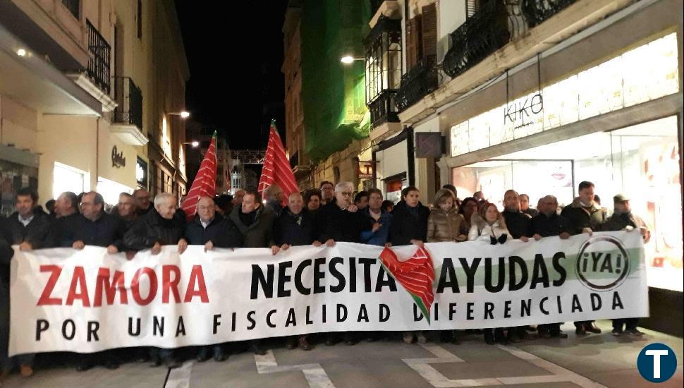 Miles de personas salen a la calle al grito de "Zamora no se rinde"