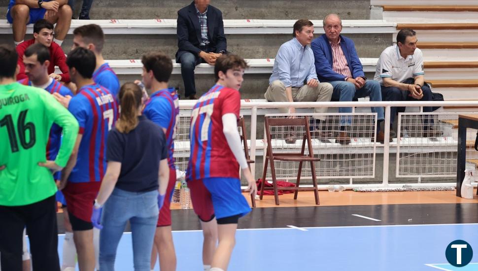 El emérito acude a Pontevedra a ver el partido de balonmano Cisne-Barça B, equipo en el que juega su nieto   