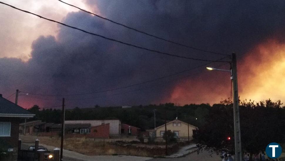 El descontrol del incendio forestal de Losacio obliga a desalojar tres poblaciones en Zamora 