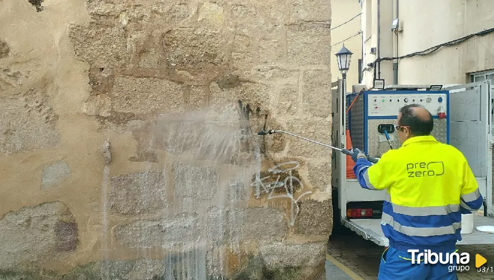 La iglesia de San Antolín y las Peñas de Santa Marta se liberan de pintadas con tareas de limpieza en Zamora