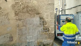 La iglesia de San Antolín y las Peñas de Santa Marta se liberan de pintadas con tareas de limpieza en Zamora