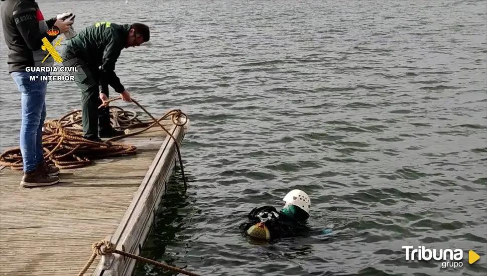 La colaboración del GEAS de la Guardia Civil para recuperar los cabos del pantalán en este embalse de Zamora