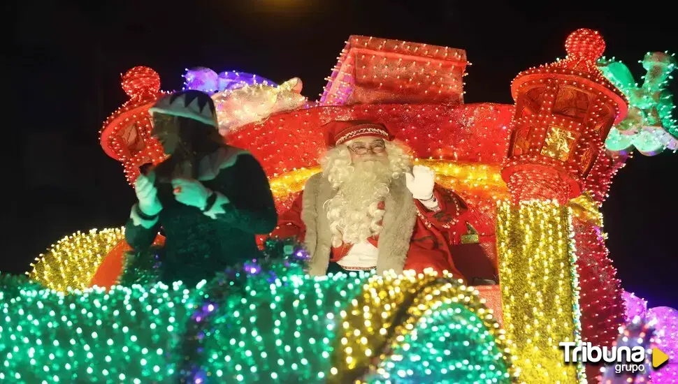 Papá Noel recorre Zamora en la Cabalgaza que llena las calles de luz y color