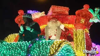 Papá Noel recorre Zamora en la Cabalgaza que llena las calles de luz y color