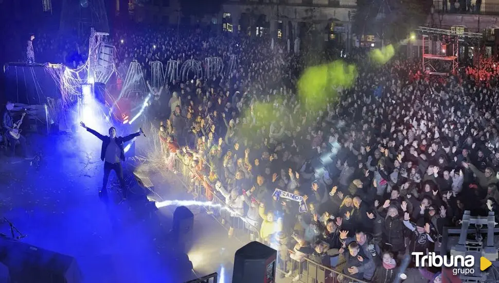 Zamora celebra el adelanto de la Nochevieja con la asistencia de unas 10.000 personas en la Plaza Mayor