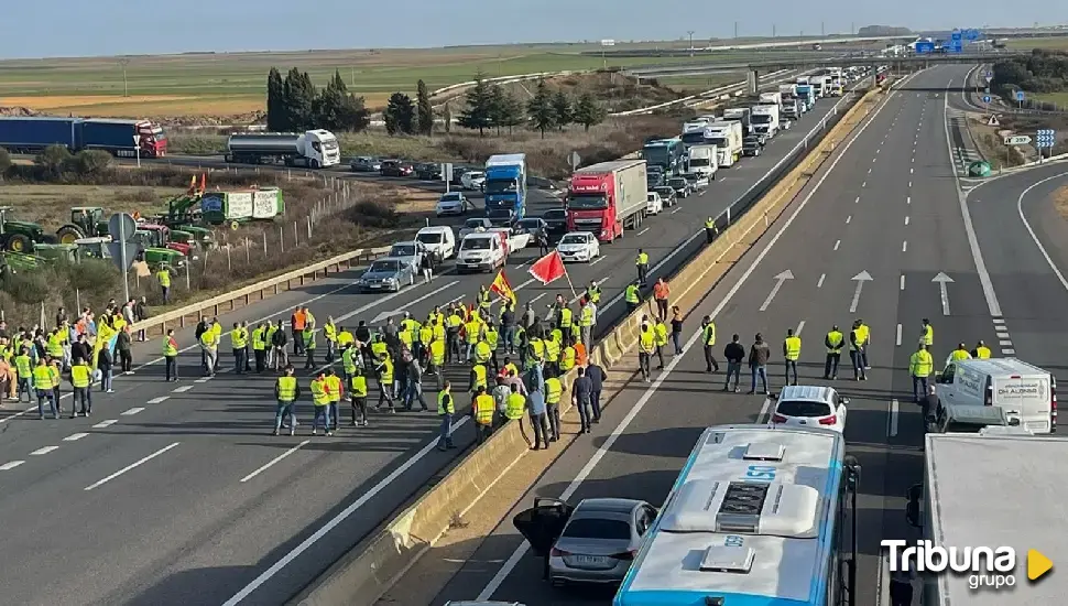 Tractoradas y corte de la autovía A-6 en Zamora en protesta por la política agraria de la UE