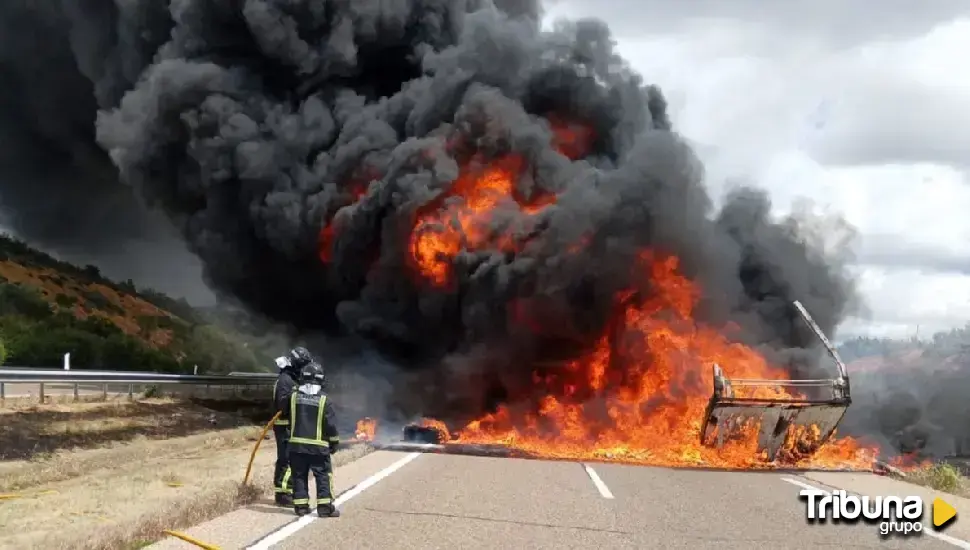 El incendio de un camión provoca el corte de la autovía A-52 en Zamora
