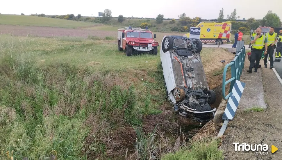 Una madre y su hija menor de edad son rescatadas por los bomberos tras un accidente de tráfico en Zamora