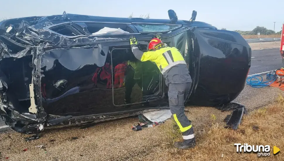 Dos heridos tras la salida de la vía de un turismo en la A-52 en Quiruelas de Vidriales