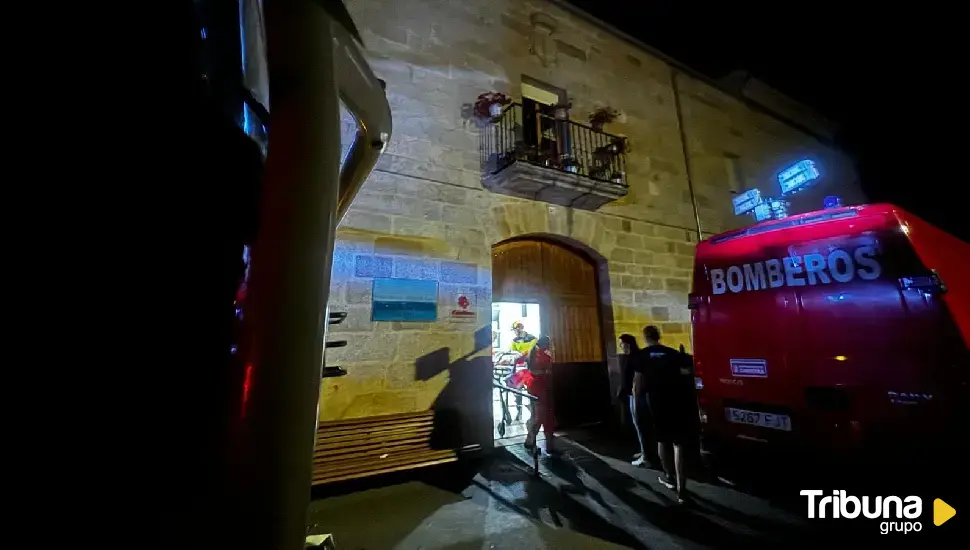 Los bomberos rescatan a un anciano de una cornisa tras caer desde la ventana en la residencia de Alcañices