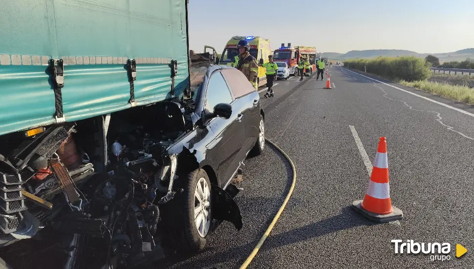 Evacuada en helicóptero una mujer tras colisionar un turismo contra un camión en la autovía A-62 en Cañizal