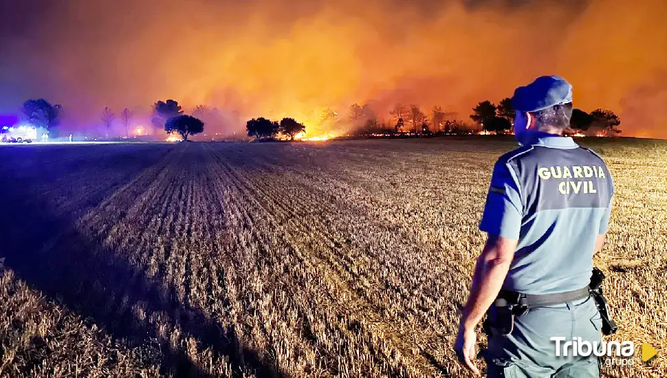 Evacúan el pueblo de Sejas de Aliste por un incendio en Zamora que obliga a cortar la N-122