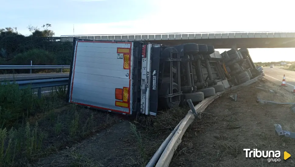 Vuelco de un camión que transportaba mercancías peligrosas en la A-52 en Rionegro del Puente