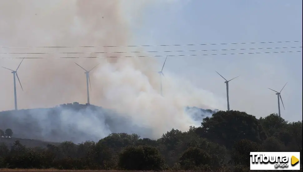 Sube a nivel 1 un incendio en Castromil ante la previsión de más de 12 horas para su extinción