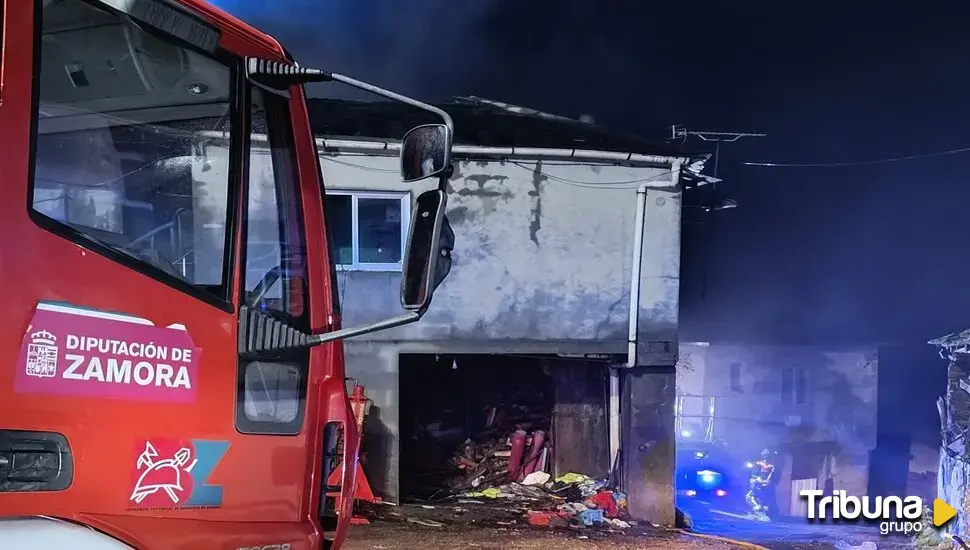 Sofocado un fuego en una casa en San Ciprián de Hermisende con material de silvicultura y combustible