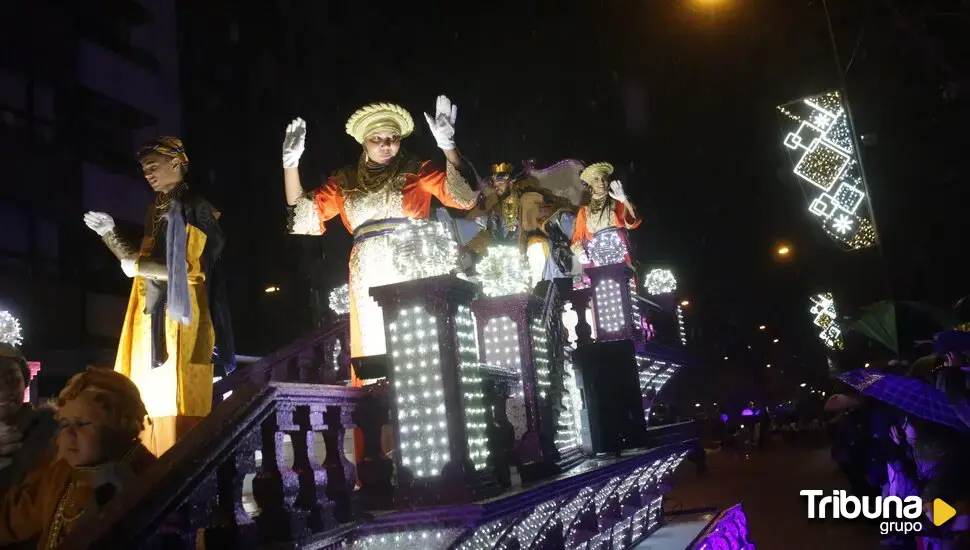 La lluvia obliga a suspender a mitad de recorrido la Cabalgata de los Reyes Magos en Zamora 