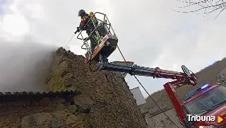 Los bomberos sofocan el fuego en una casa sin habitar de Galende y evitan la propagación de las llamas