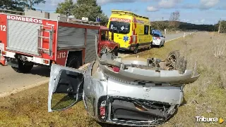 Un herido en accidente de tráfico, rescatado por los bomberos del interior del vehículo en Benavente